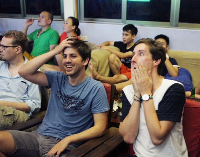 Ảnh: Người Hà Nội trắng đêm xem EURO - 11