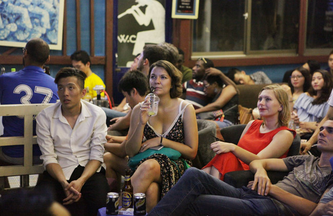 Ảnh: Người Hà Nội trắng đêm xem EURO - 12