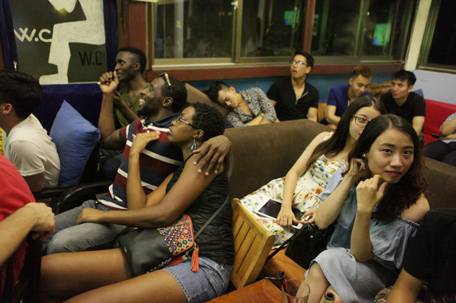 Ảnh: Người Hà Nội trắng đêm xem EURO - 13