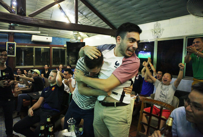 Ảnh: Người Hà Nội trắng đêm xem EURO - 14