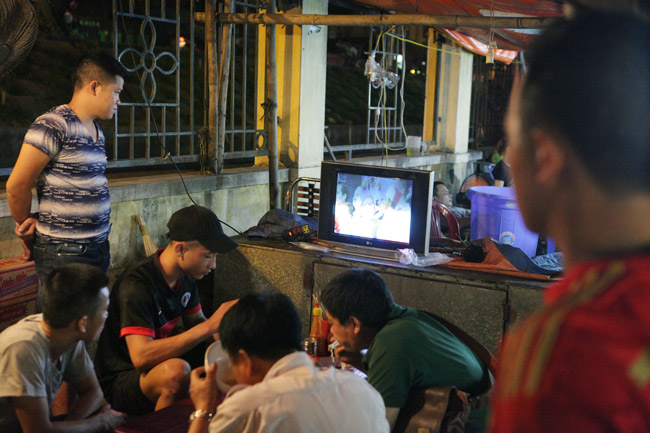 Ảnh: Người Hà Nội trắng đêm xem EURO - 3