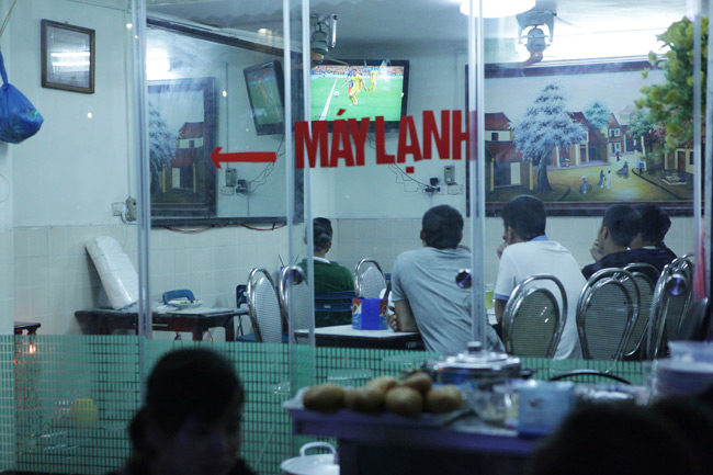 Ảnh: Người Hà Nội trắng đêm xem EURO - 7