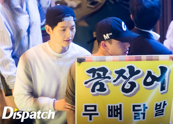 quot;Bỏ rơiquot; Song Hye Kyo, Song Joong Ki quấn quýt bên Yoo Ah In - 9