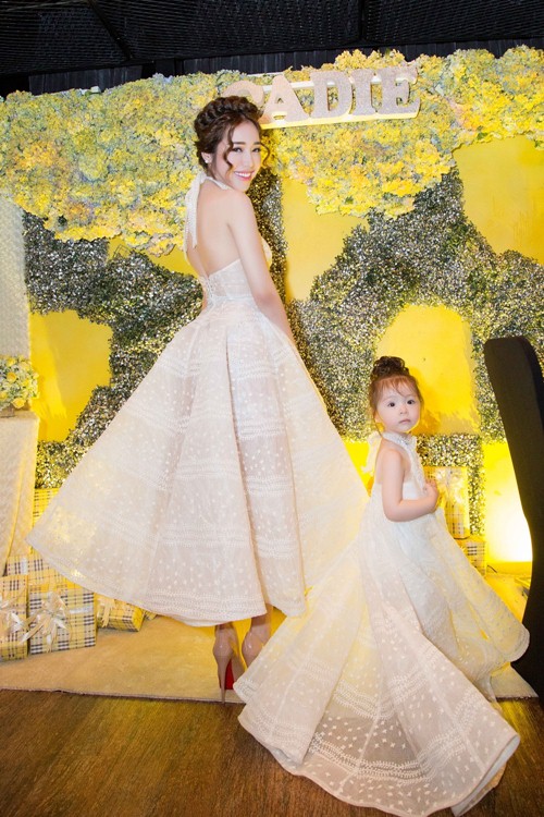 Con gái Elly Trần đeo túi hiệu nhỏ xinh trong tiệc sinh nhật - 1
