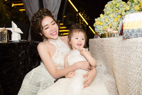 Con gái Elly Trần đeo túi hiệu nhỏ xinh trong tiệc sinh nhật - 2