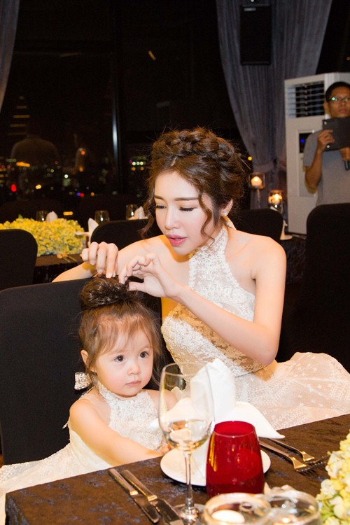 Con gái Elly Trần đeo túi hiệu nhỏ xinh trong tiệc sinh nhật - 5