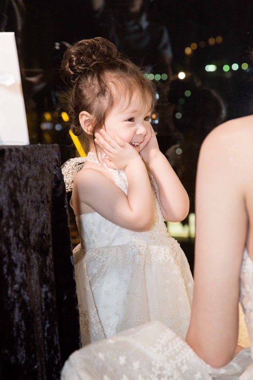 Con gái Elly Trần đeo túi hiệu nhỏ xinh trong tiệc sinh nhật - 6
