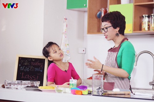 Con gái Thái Thùy Linh trổ tài nấu nướng trên truyền hình - 3