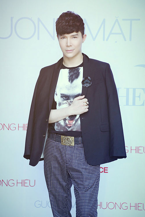 Nathan Lee tình cảm ôm bạn gái thân trong lòng - 4