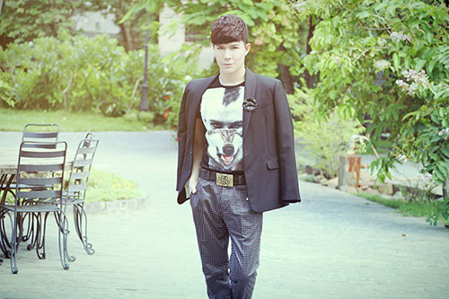 Nathan Lee tình cảm ôm bạn gái thân trong lòng - 5