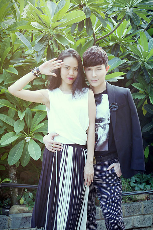 Nathan Lee tình cảm ôm bạn gái thân trong lòng - 1