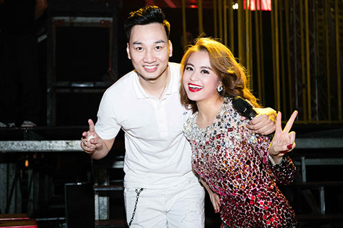 Noo Phước Thịnh ôm eo, thân thiết Hoàng Thùy Linh khi hội ngộ - 5