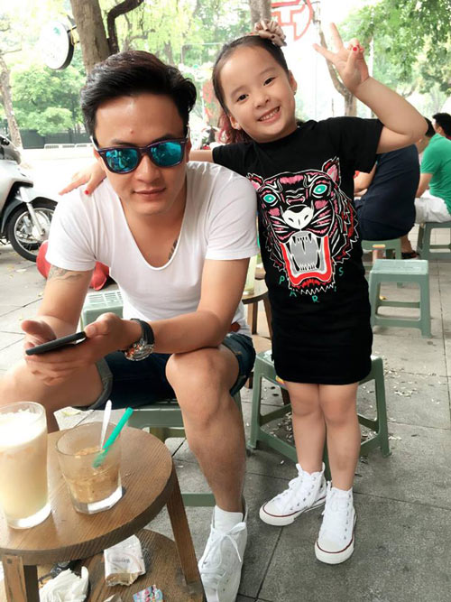 Váy áo xinh yêu sành điệu của bé Nhím con gái Hồng Đăng - 3