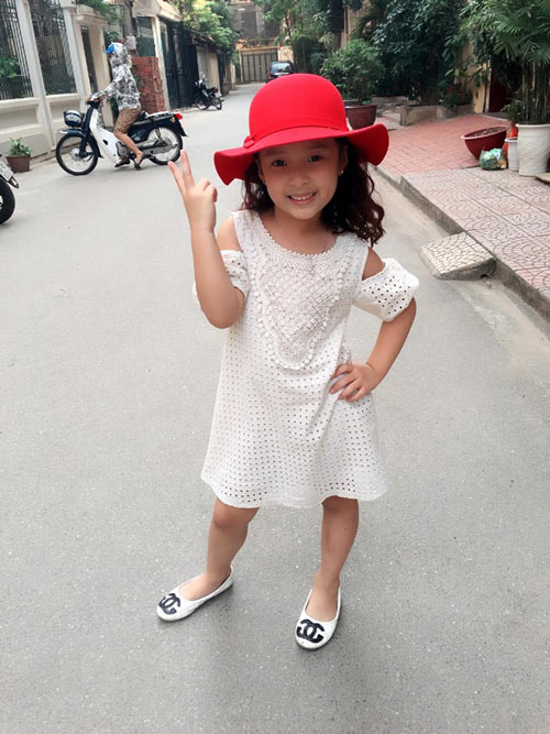 Váy áo xinh yêu sành điệu của bé Nhím con gái Hồng Đăng - 2