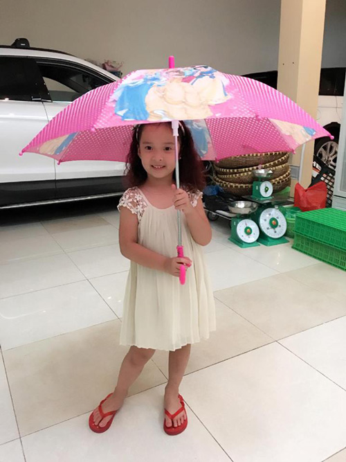 Váy áo xinh yêu sành điệu của bé Nhím con gái Hồng Đăng - 15