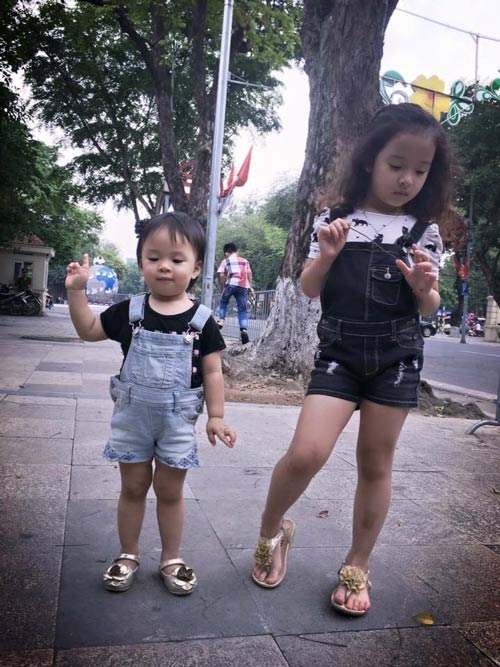 Váy áo xinh yêu sành điệu của bé Nhím con gái Hồng Đăng - 12