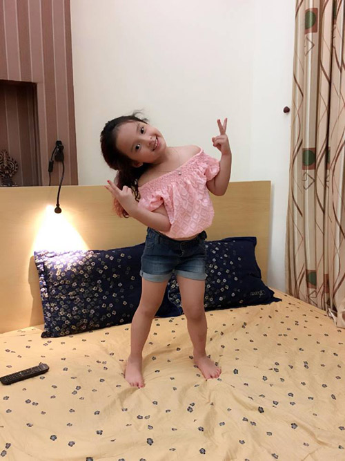 Váy áo xinh yêu sành điệu của bé Nhím con gái Hồng Đăng - 7