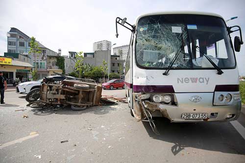 Đi ngược chiều, xe máy, xe ba gác bị ô tô đâm nát vụn - 1