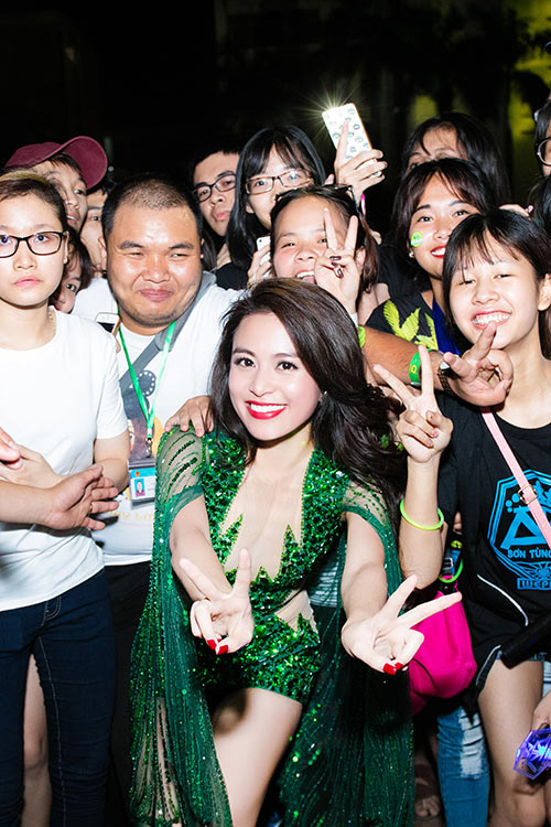 Hoàng Thùy Linh gợi cảm, một ngày chạy show 4 sự kiện - 7