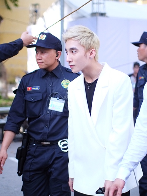 Sơn Tùng M-TP cực ngầu khi xuất hiện tại Hà Nội - 1