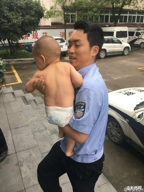 Bà chị 2 tuổi dắt hai em song sinh đi quot;khám phá thế giớiquot; - 4