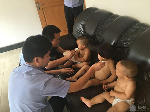 Bà chị 2 tuổi dắt hai em song sinh đi quot;khám phá thế giớiquot; - 5