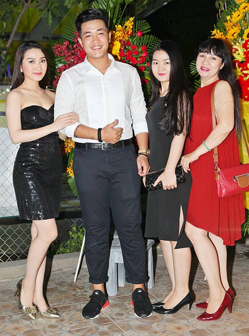 Cao Mỹ Kim liên tục hôn bạn trai quot;phi côngquot; trước mặt mẹ - 4