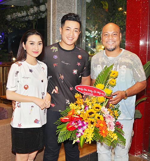 Cao Mỹ Kim liên tục hôn bạn trai quot;phi côngquot; trước mặt mẹ - 10