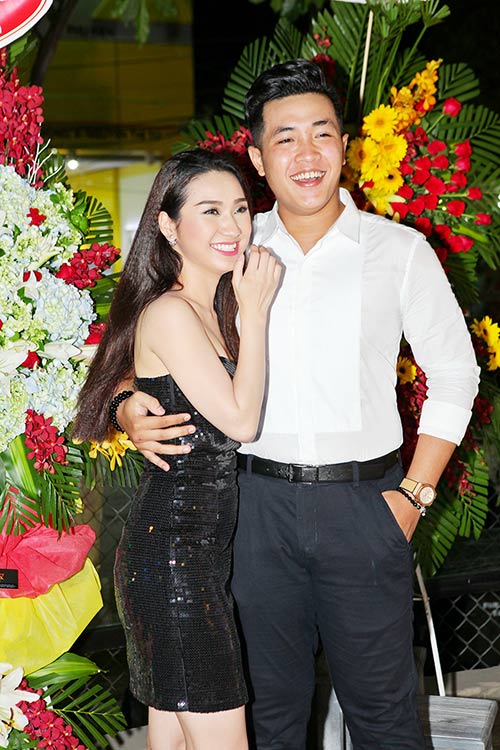 Cao Mỹ Kim liên tục hôn bạn trai quot;phi côngquot; trước mặt mẹ - 2