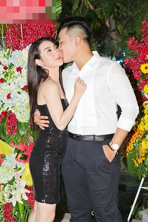 Cao Mỹ Kim liên tục hôn bạn trai quot;phi côngquot; trước mặt mẹ - 3
