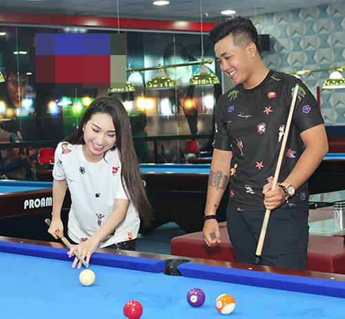 Cao Mỹ Kim liên tục hôn bạn trai quot;phi côngquot; trước mặt mẹ - 5