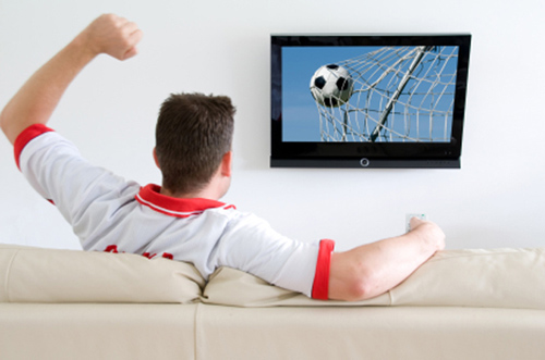 Chồng như ông hoàng khi xem Euro 2016 - 1