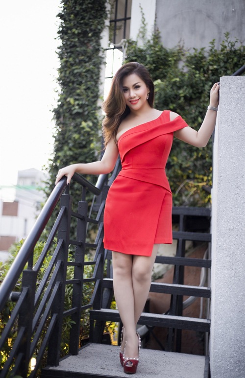 Minh Tuyết bất ngờ bỏ hàng loạt show ở Mỹ, về nước quot;đối đầuquot; Cẩm Ly - 2