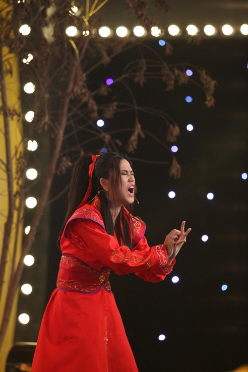 Nói quá nhiều, Lê Thị Dần bị Trấn Thành – Thu Trang khiêng vào trong sân khấu - 13