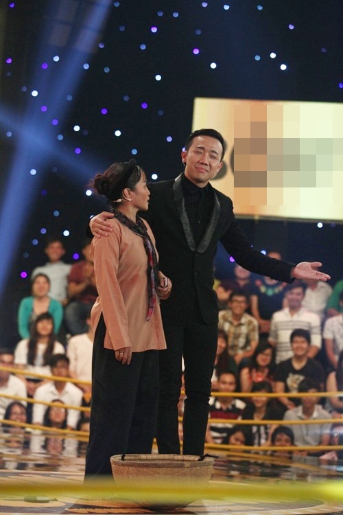 Nói quá nhiều, Lê Thị Dần bị Trấn Thành – Thu Trang khiêng vào trong sân khấu - 7