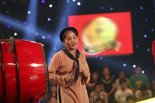 Nói quá nhiều, Lê Thị Dần bị Trấn Thành – Thu Trang khiêng vào trong sân khấu - 4