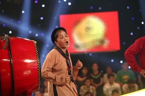 Nói quá nhiều, Lê Thị Dần bị Trấn Thành – Thu Trang khiêng vào trong sân khấu - 3