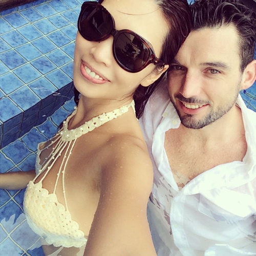 Siêu mẫu Hà Anh mặc gợi cảm, đội nắng đi đăng ký kết hôn - 2