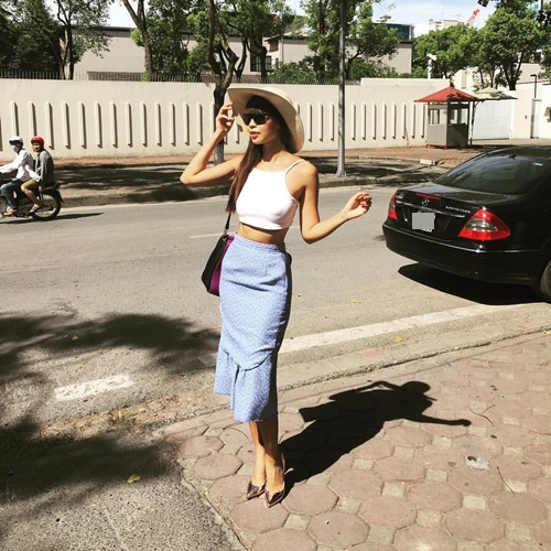 Siêu mẫu Hà Anh mặc gợi cảm, đội nắng đi đăng ký kết hôn - 1