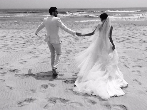 Siêu mẫu Hà Anh mặc gợi cảm, đội nắng đi đăng ký kết hôn - 4