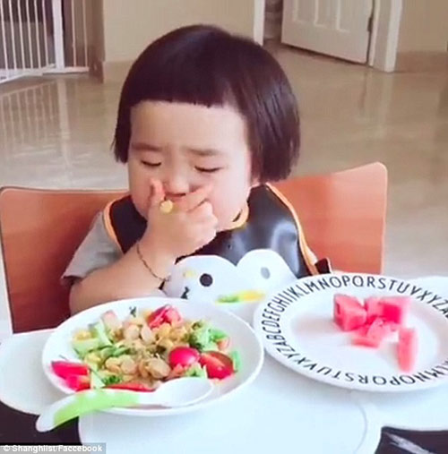 Clip bé gái “thánh ăn” Trung Quốc khiến dân mạng tranh cãi - 4