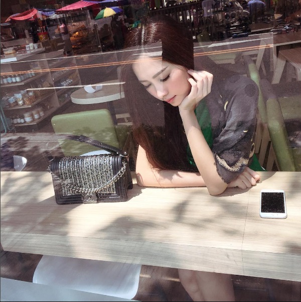 Hoa hậu Thu Thảo âm thầm khoe khéo túi xách trăm triệu - 1