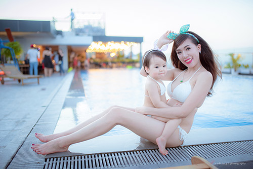 Hotgirl 9x diện bikini đôi cùng con gái, khoe eo 60cm bé xíu - 6