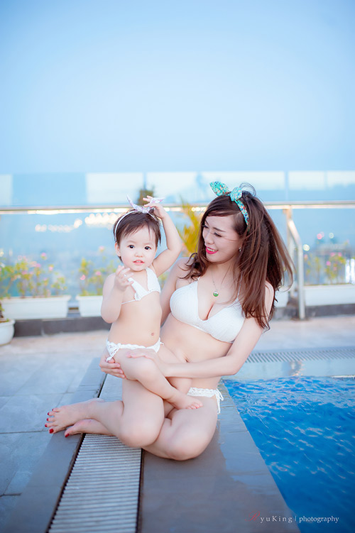 Hotgirl 9x diện bikini đôi cùng con gái, khoe eo 60cm bé xíu - 8