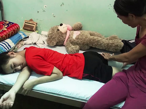 Lòng bao dung của gia đình nữ sinh bị cưa chân - 1
