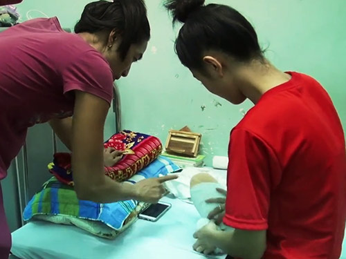 Lòng bao dung của gia đình nữ sinh bị cưa chân - 2