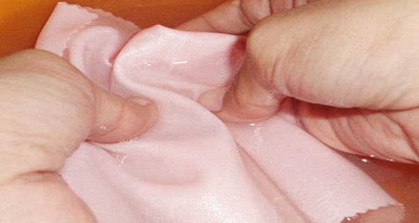 Rước độc vào người vì quot;tẩm ướpquot; quần áo bằng nước xả vải - 1