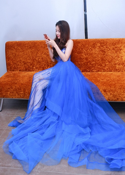 Mặc quá sexy, Hoa khôi Nam Em bị danh ca Phương Dung nhắc nhở - 6