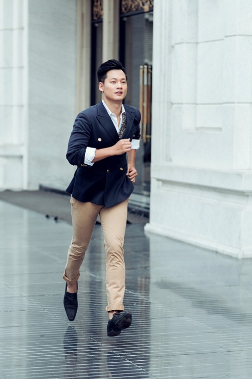 Đức Tuấn trẻ trung và lịch lãm trên đường phố Sài Gòn - 6