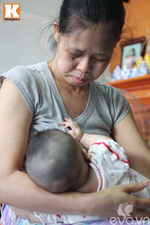 Gặp bé 5 tháng tuổi cực yêu của cặp đôi quot;tóc bạc mới có conquot; - 1